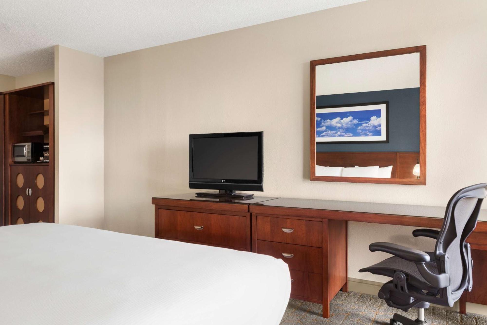 Отель Doubletree By Hilton Dfw Airport North Ирвинг Экстерьер фото